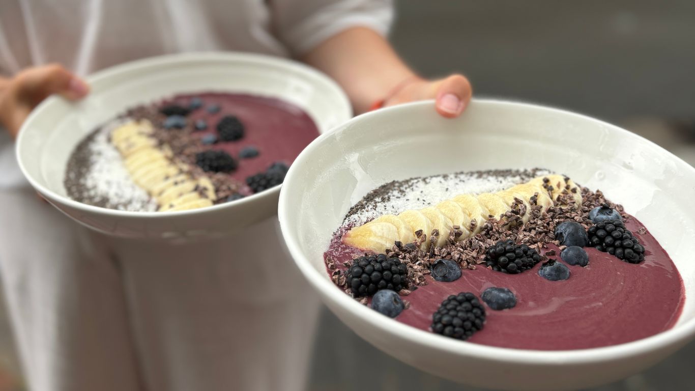 Twee kleurrijke açaí bowls met vers fruit, bereid bij Marie-Rose Bakery Café