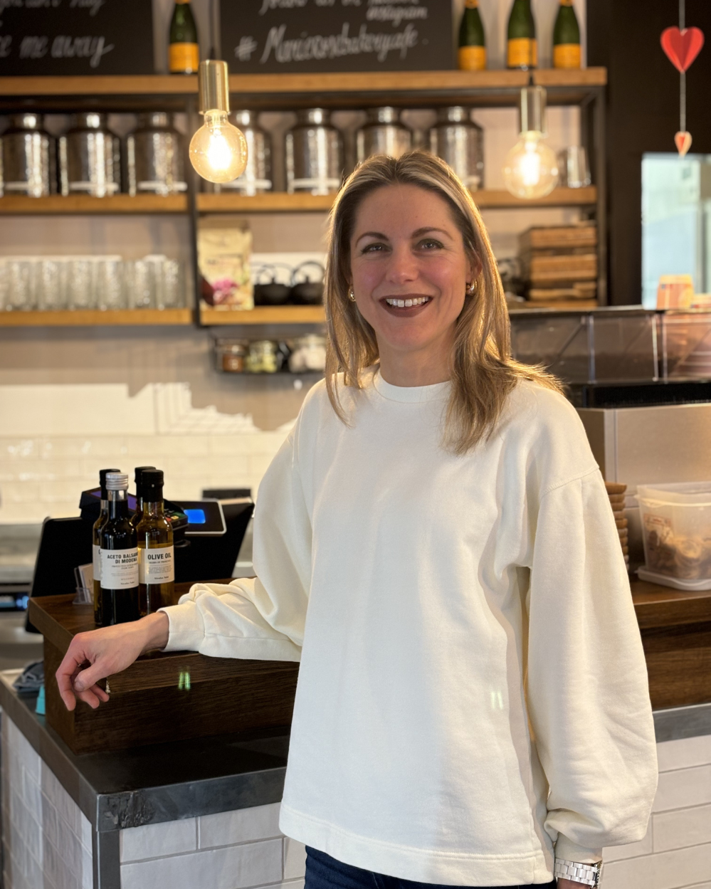 Barbara, oprichter van Marie-Rose Bakery Café, in de zaak aan de Dumortierlaan