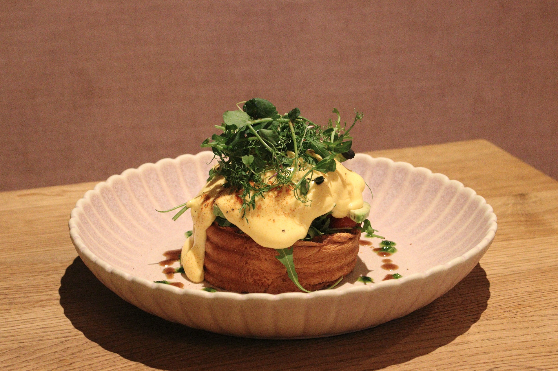 Eggs Benedict met hollandaise en verse microgroenten, signature gerecht van Marie-Rose